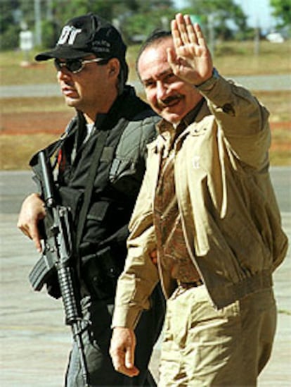 Lino Oviedo (derecha), en Brasilia en junio de 2000.