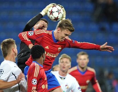 El portero del Viktoria Plzen Matus Kozacik atrapa un balón.