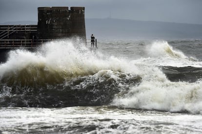Las olas se rompen contra el puerto de Saltcoats, en la costa oeste de Escocia, por el efecto de la tormenta Ophelia.