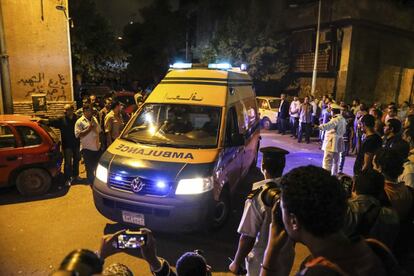 Una ambulancia transporta a una víctima egipcia a una morgue de El Cairo.