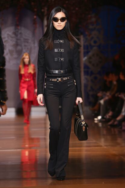 Versace nos adentra en un mundo de seda y tonos brillantes