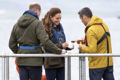 El príncipe Guillermo y Kate Middleton fueron recibidos con whisky a su llegada a la empresa de ingeniería escocesa Orbital Marine Power este martes.