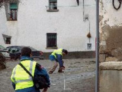 Agentes de la Guardia civil reconstruían ayer el suceso en Jasa.