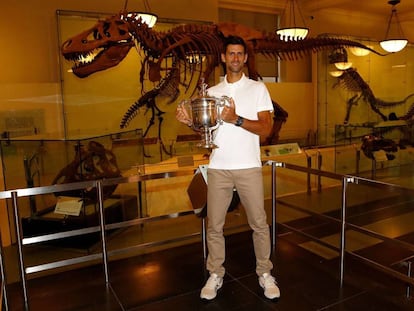 Djokovic posa en el Museo Americano de Historia Natural, ayer en Nueva York.