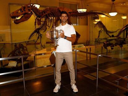 Djokovic posa en el Museo Americano de Historia Natural, ayer en Nueva York.