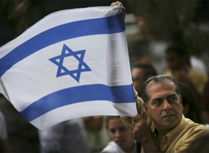 Las banderas israelíes ondearon durante una manifestación, el martes, ante la sede de la ONU en Caracas, en protesta contra el ataque a la sinagoga.