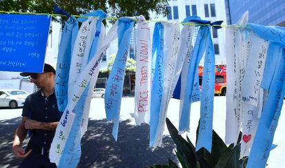 Cintas con mensjes de paz, frente al Consulado de Corea del Sur en Koreatown, Los Ángeles.