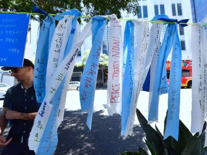 Cintas con mensjes de paz, frente al Consulado de Corea del Sur en Koreatown, Los Ángeles.