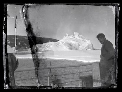 Não se sabe o nome do autor das fotografias, que se encontraram no quarto que era de Herbert Ponting, fotógrafo da expedição de Scott de 1910 a 1913. O mais provável é que sejam obra de Arnold Spencer-Smith. Além das paisagens pode ser identificado, por exemplo, o cientista-chefe da expedição, Alexander Stevens (na imagem).