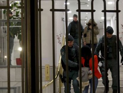 La Guardia Civil escolta a dos de los sospechosos de blanqueo durante el registro en la sucursal madrile&ntilde;a de ICBC. 