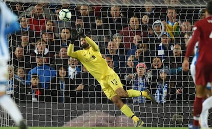 Alisson Becker, contra el Huddersfield en la Premier.