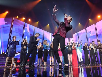 David Bisbal, con los concursantes de 'Operación triunfo' 2017.