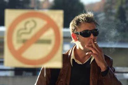 Un fumador con un cigarrillo en el exterior del aeropuerto de Barajas, en Madrid.