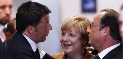 El primer ministro italiano, Matteo Renzi (izda), conversa con la canciller alemena, Angela Merkel, y con el presidente francés François Hollande, durante una reunión del Consejo Europeo. EFE/Archivo