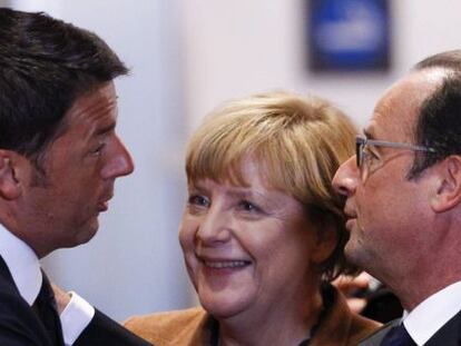 El primer ministro italiano, Matteo Renzi (izda), conversa con la canciller alemena, Angela Merkel, y con el presidente francés François Hollande, durante una reunión del Consejo Europeo. EFE/Archivo