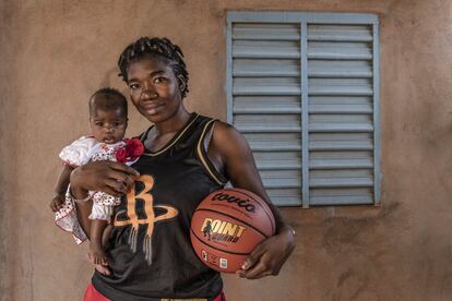 <p>Empecé a jugar con los chicos porque no había centros de formación para las chicas. En Burkina, necesitamos que se invierta en nosotras. Si no nos dan una oportunidad, no podremos destacar. Desde el principio, se nos excluye del deporte, pero sé que muchas chicas quisieran practicarlo. Necesitamos espacios para entrenar y financiación para jugar en competiciones. Cuando ganamos, la gente se alegra, pero el Gobierno no invierte nada en el deporte femenino. </p>