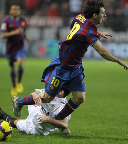 Fernando Navarro hace una falta a Messi durante el Sevilla-Barça de la Copa.