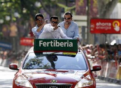 Mariano Rajoy (derecha) y Jorge Moragas (izquierda) siguen con el director de la Vuelta el final de la etapa de ayer.