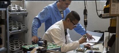 Un joven en prácticas de FP dual en una fábrica en Getafe (Madrid).