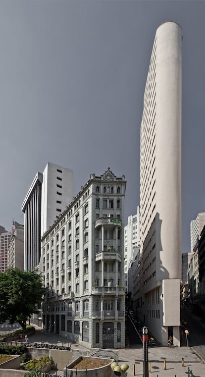 Edifício no centro de São Paulo, um dos destaques da arquitetura paulistana que ilustram o livro.