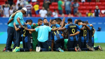 La selección de Honduras celebra la clasificación para la siguiente ronda.