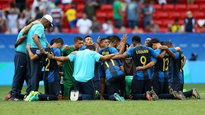 La selecci&oacute;n de Honduras celebra la clasificaci&oacute;n para la siguiente ronda. 