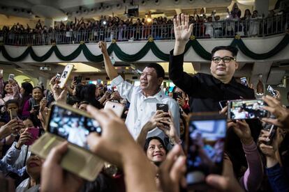 Cresencio Extreme y Howard X, imitadores de los presidentes filipino y norcoreano, Rodrigo Duterte y Kim Jong Un respectivamente, saludan mientras asisten a un servicio religioso en el distrito Central de Hong Kong.