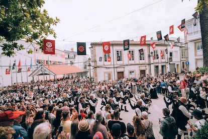 Festival Internacional del mundo celta de Ortigueira (A Coruña). Del 9 al 13 de julio, la localidad coruñesa de Ortigueira celebra un festival convertido en referente mundial del folk. Artistas consagrados comparten escenario con nuevos talentos durante cinco días llenos de música y tradición. La propuesta nació en 1978, fruto del esfuerzo de la Escola de Gaitas de Ortigueira y está organizada por el Ayuntamiento. En sus últimas ediciones, ha congregado a unos 100.000 asistentes. Desde el año 2000 ha abierto sus horizontes a músicas no estrictamente celtas. Alrededor de esos ritmos giran las exposiciones, los cursos y talleres, la feria de artesanía y la zona de restauración ambulante (con gastro-buses y ‘foodtrucks’). Este “espacio libre donde confluyen gentes de todas las tribus llegadas de los más diversos puntos de la geografía”, como lo definen sus impulsores, es Fiesta de Interés Turístico Internacional desde 2005.