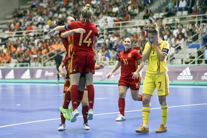 Las jugadoras de la selección española de fútbol sala celebran un gol.