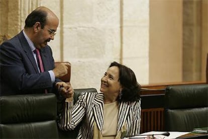 Gaspar Zarrías y Concha Gutiérrez del Castillo en un pleno del Parlamento en junio de 2005.