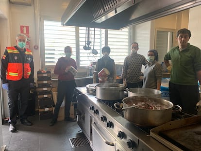 Preparación de la comida que se envía a domicilio en Tres Cantos. AYUNTAMIENTO DE TRES CANTOS