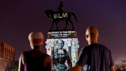 Imagen de Harriet Tubman proyectada sobre una estatua del general confederado Robert E. Lee en Richmond, Virginia, el pasado 20 de junio.