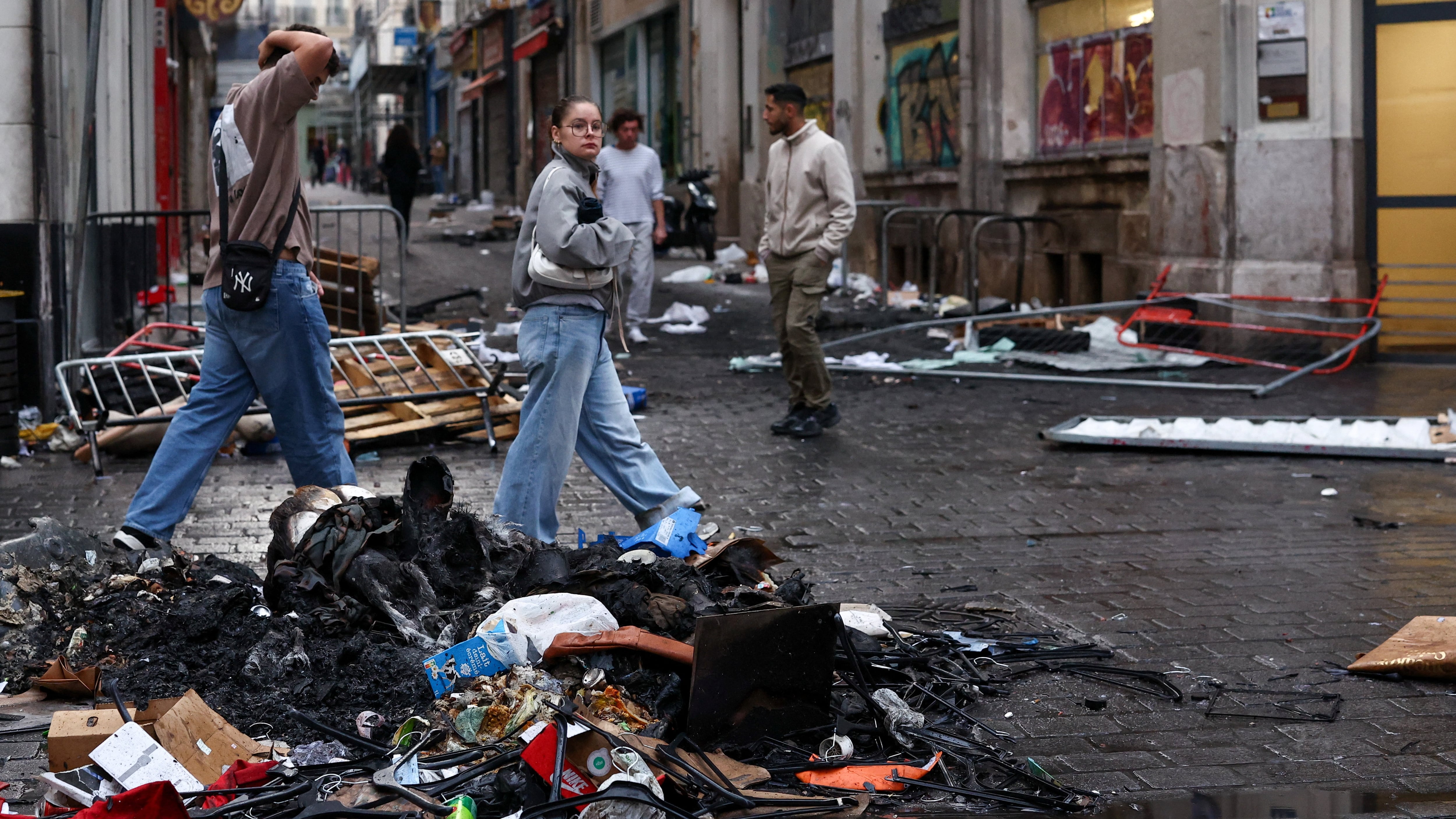 Francia hace balance tras el mayor estallido de violencia y caos en décadas: 1.800 detenidos y un millar de comercios saqueados