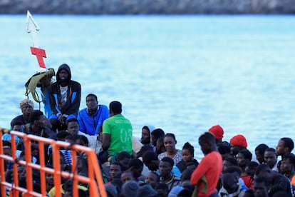 Los migrantes del cayuco esperan para desembarcar, el domingo en el puerto de Arguineguín.