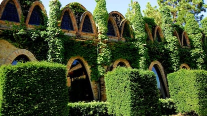 Las cavas de Codorniu, en Sant Sadurní d'Anoia), construidas entre 1902 y 1915 por el arquitecto Josep Puig i Cadafalch.