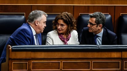 Santos Cerdán, María Jesús Montero y Félix Bolaños, en el pleno del Congreso sobre la ley de amnistía celebrado este martes.