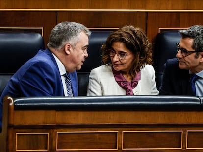 Santos Cerdán, María Jesús Montero y Félix Bolaños, en el pleno del Congreso sobre la ley de amnistía celebrado este martes.