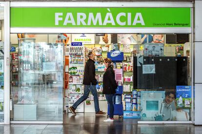 Dos personas en una farmacia de Barcelona, ayer.