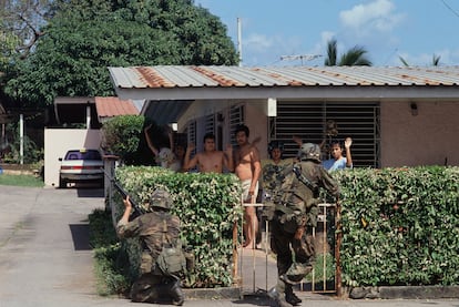 Soldados estadounidenses detienen a un grupo de hombres durante la invasión de Panamá en 1989.