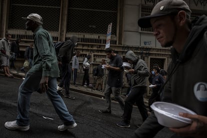 Cientos de personas se reúnen por las tardes a recibir un plato de comida por parte de los voluntarios en la región central de São Paulo. 