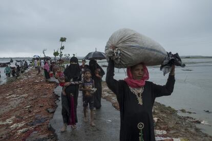Gente bajo la lluvia en un cruce fronterizo en el río Naf, cerca de Teknaf (Bangladés), el 19 de septiembre de 2017. La llegada de refugiados de la minoría rohinyá desde Myanmar hacia Bangladés no ha cesado en las últimas décadas. Casi un millón viven en campamentos de refugiados en Bangladés, según estimaciones de MSF.
