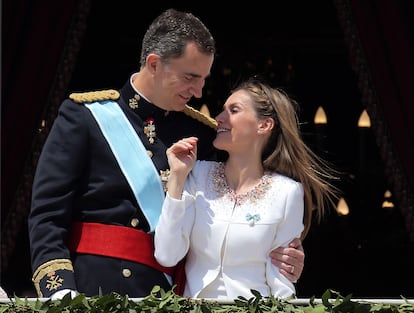 Los reyes Felipe VI y Letizia saludan desde el balcón central del Palacio Real de Madrid, tras el acto oficial de la proclamación del nuevo Rey en el Congreso de los Diputados, el 19 de junio de 2014.