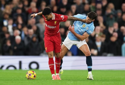 El colombiano Luis Díaz roba el balón a Ruben Dias antes de provocar el penalti y el 2-0 a favor del Liverpool, este domingo.