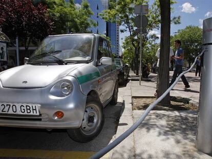 Un automóvil eléctrico recargando energía en el poste instalado ayer en el Eix Macià de Sabadell.
