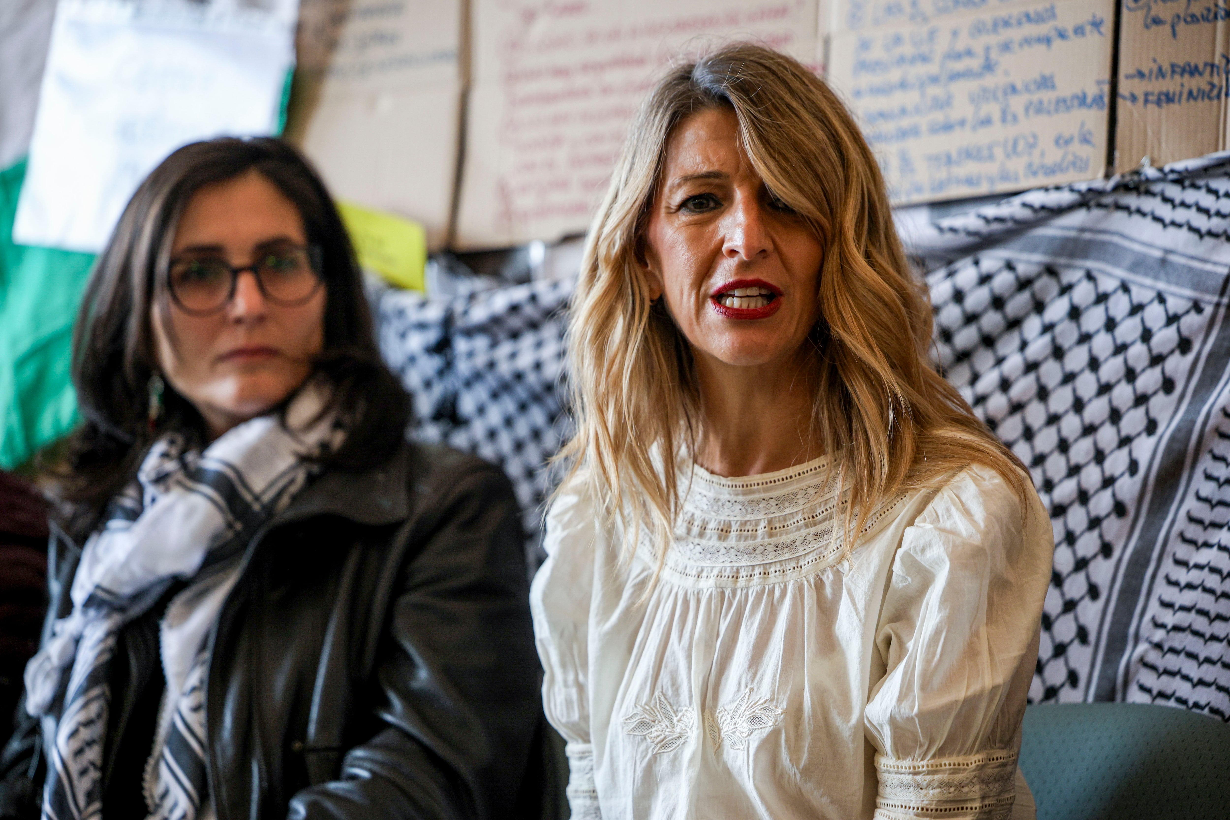 La vicepresidenta segunda del Gobierno, Yolanda Díaz, visita una acampada de mujeres por Gaza, este jueves en Bruselas.