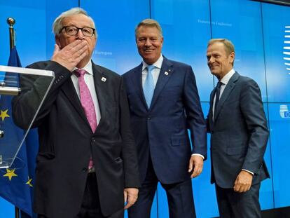 Desde la izquierda, los presidentes de la Comisión Europea, Jean-Claude Juncker; de Rumania, Klaus Iohannis, y del Consejo Europeo, Donald Tusk.