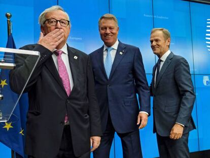 Desde la izquierda, los presidentes de la Comisión Europea, Jean-Claude Juncker; de Rumania, Klaus Iohannis, y del Consejo Europeo, Donald Tusk.