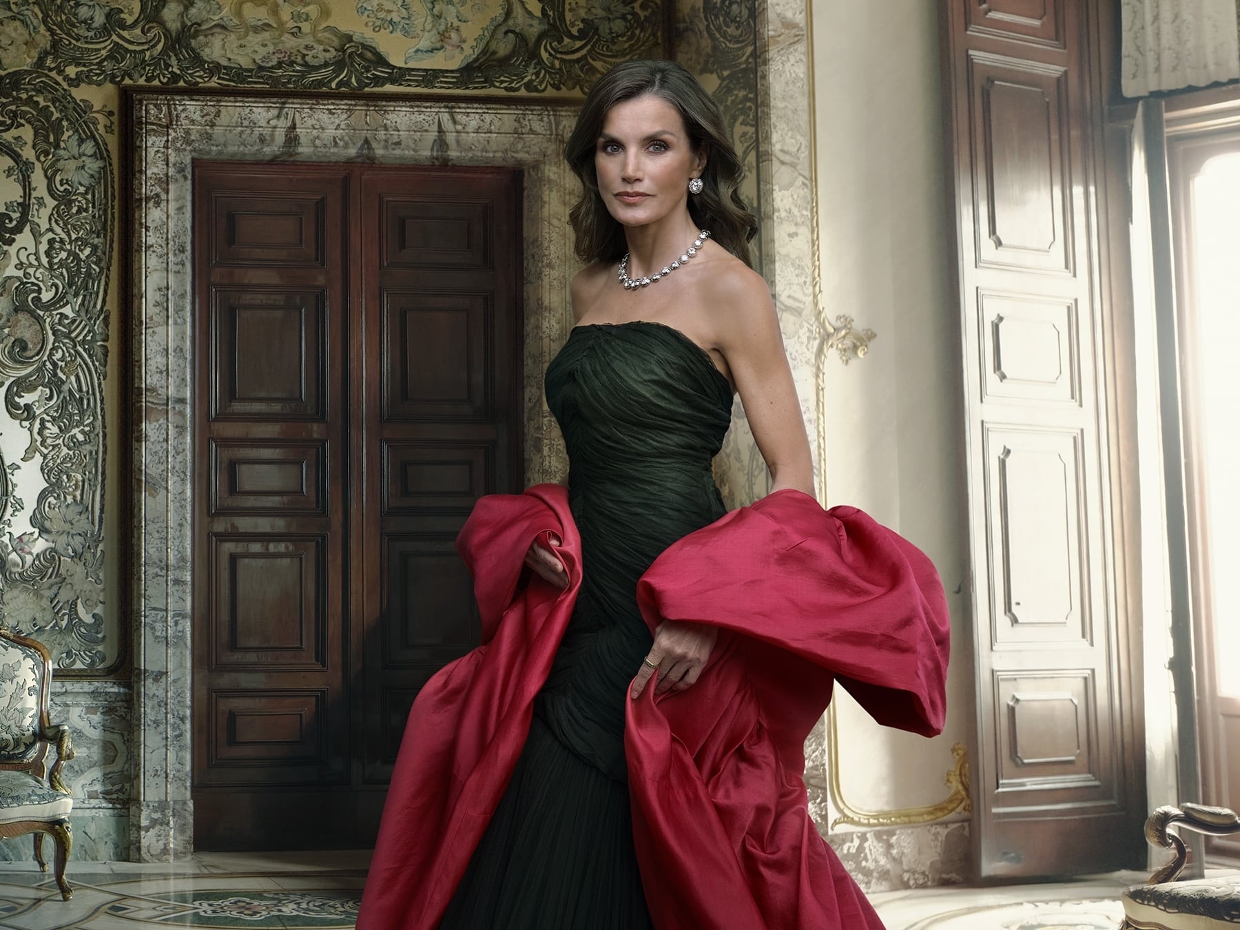 Todos los secretos y posibles significados de la capa “frambuesa” y el vestido negro de la reina Letizia en el barroco retrato de Annie Leibovitz