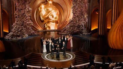 El equipo de 'Oppenheimer', recibiendo el Oscar a la mejor película, el domingo en Los Ángeles.
Associated Press/LaPresse
Only Italy and Spain