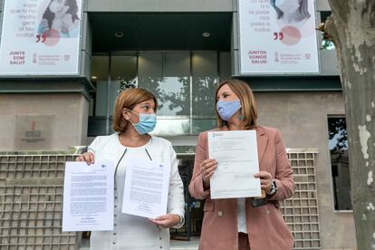 Las dirigentes del PP Isabel Bonig (izquierda) y María José Catalá, con la carta que han registrado hoy ante la Consejería de Sanidad.